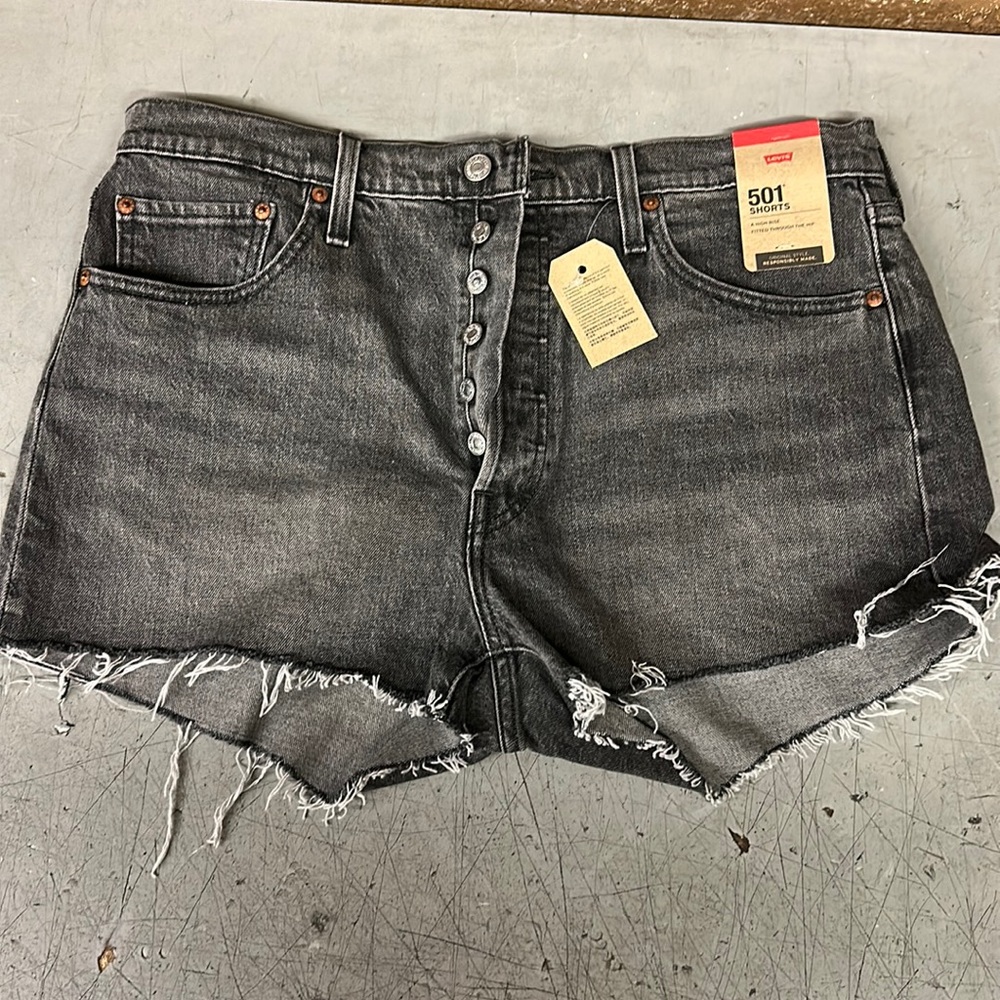 NWT Levi’s 501 Shorts size 33. Black.